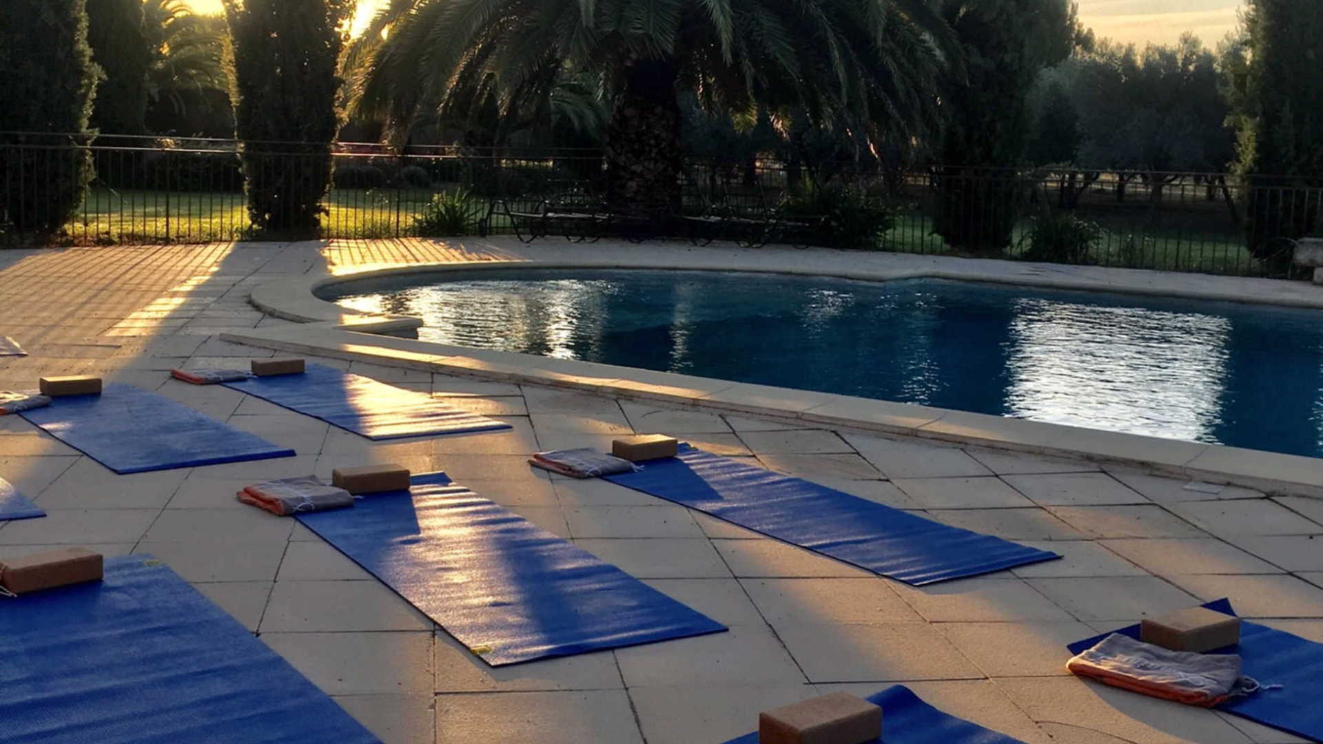 Séance de Yoga près de la piscine - Hotel Beaucaire - Domaine des Clos