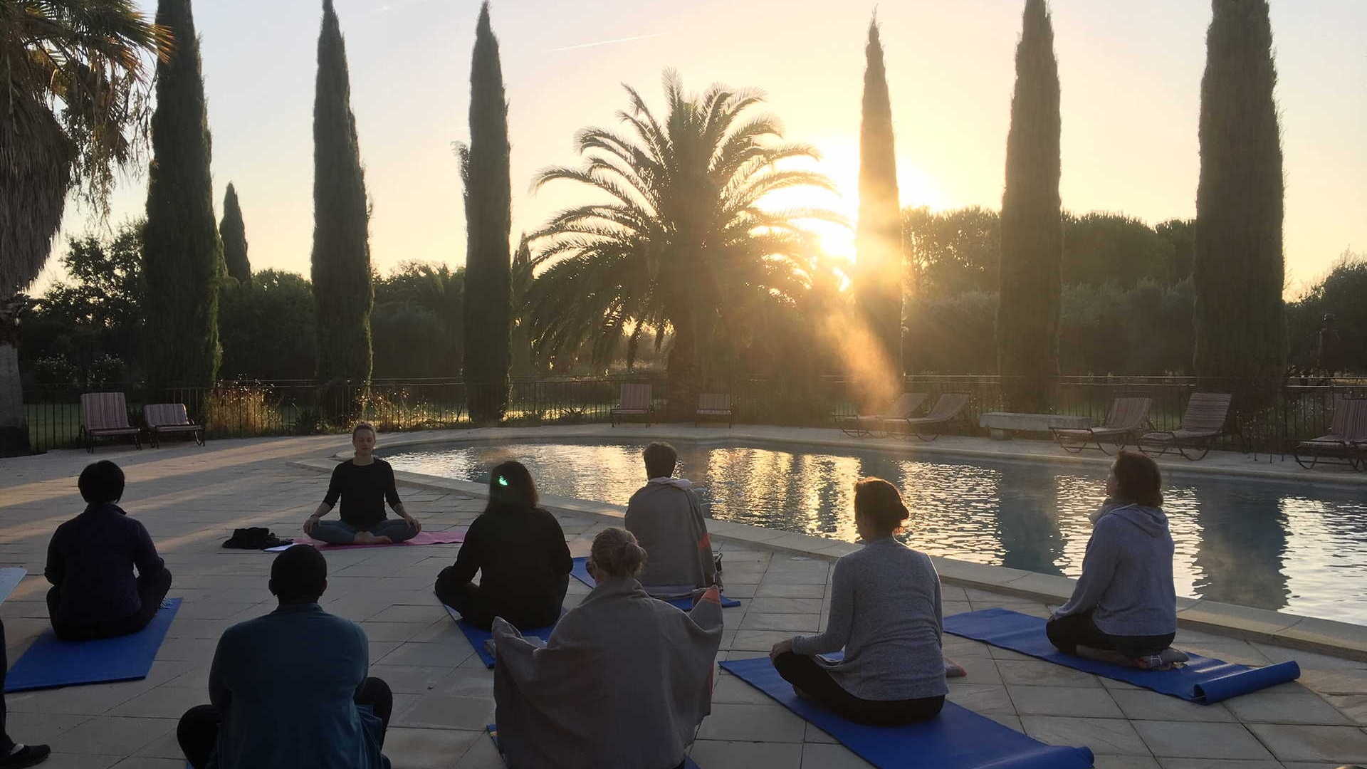 Groupe qui fait du yoga - Hotel Beaucaire - Domaine des Clos