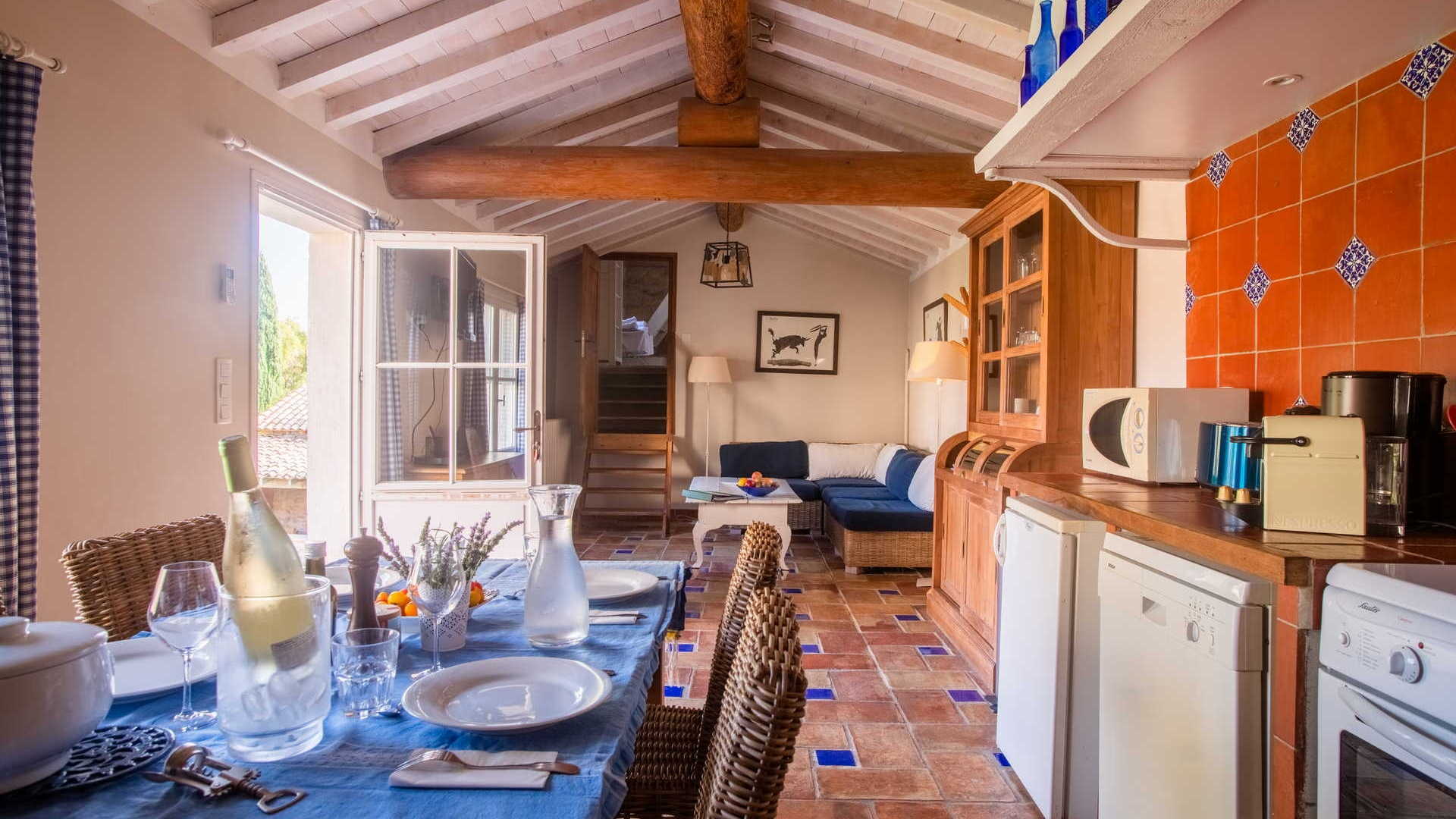 Vue sur la pièce principale Pigeonnier - Hotel de charme occitanie - Domaine des Clos