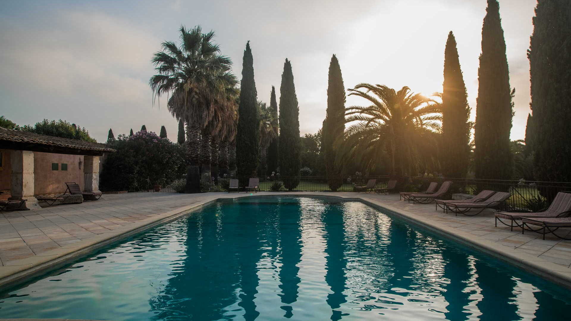 Piscine avec coucher de soleil- hotel 4 étoiles nimes - Domaine des Clos